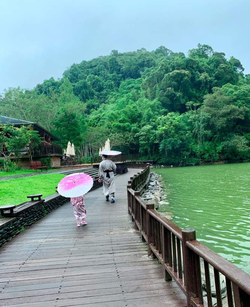 《2022宜蘭親子景點》長埤湖精靈村|日式浴衣和服體驗|可愛動物餵食|湖畔噴泉|大自然森林吸收芬多精|偽出國到日本,距離清水地熱很近,親子網美都愛來~