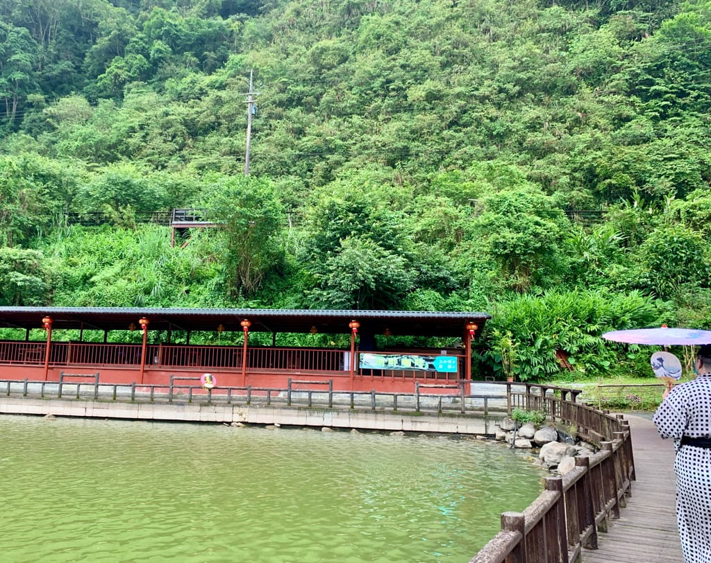 《2022宜蘭親子景點》長埤湖精靈村|日式浴衣和服體驗|可愛動物餵食|湖畔噴泉|大自然森林吸收芬多精|偽出國到日本,距離清水地熱很近,親子網美都愛來~