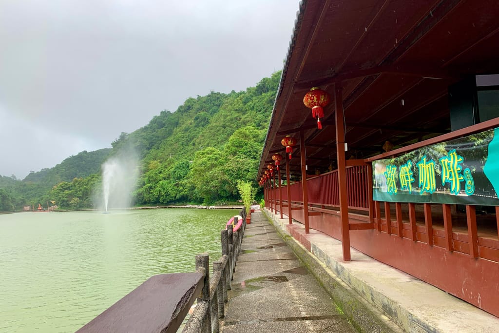 《2022宜蘭親子景點》長埤湖精靈村|日式浴衣和服體驗|可愛動物餵食|湖畔噴泉|大自然森林吸收芬多精|偽出國到日本,距離清水地熱很近,親子網美都愛來~