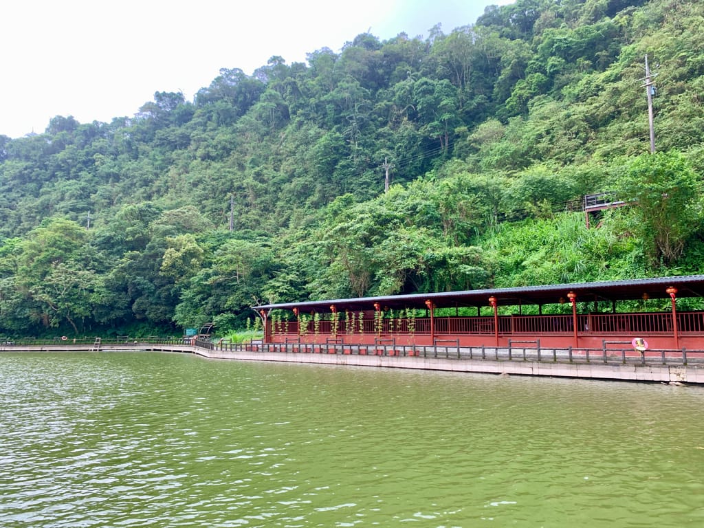 《2022宜蘭親子景點》長埤湖精靈村|日式浴衣和服體驗|可愛動物餵食|湖畔噴泉|大自然森林吸收芬多精|偽出國到日本,距離清水地熱很近,親子網美都愛來~