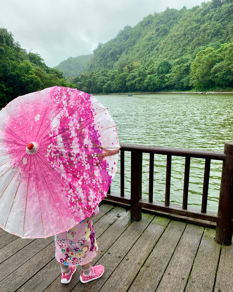 《2022宜蘭親子景點》長埤湖精靈村|日式浴衣和服體驗|可愛動物餵食|湖畔噴泉|大自然森林吸收芬多精|偽出國到日本,距離清水地熱很近,親子網美都愛來~