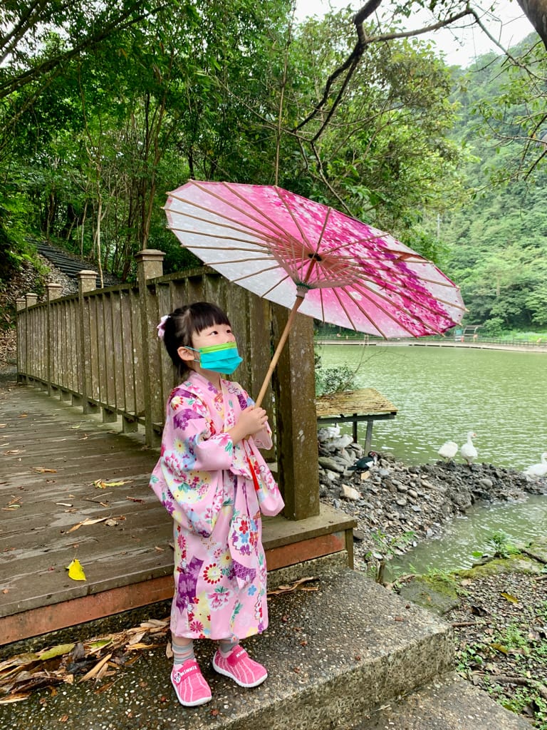 《2022宜蘭親子景點》長埤湖精靈村|日式浴衣和服體驗|可愛動物餵食|湖畔噴泉|大自然森林吸收芬多精|偽出國到日本,距離清水地熱很近,親子網美都愛來~