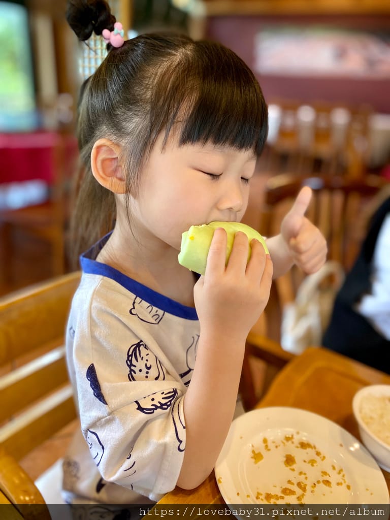 《龍潭景觀餐廳》山水緣庭園餐廳｜在山中裡的秘境美食｜現磨咖啡及烏龍茶暢飲｜餵魚跟觀賞雞群的親子必去景點，適合親子也適合帶長輩來的地方～