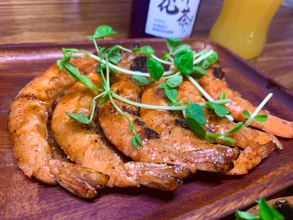 《基隆美食》微醺串燒站｜居酒屋｜一吃就成主顧｜獨特醬汁｜海鮮超新鮮｜隱藏在基隆夜市巷弄裡的平價美食～
