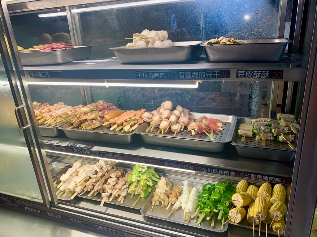《基隆美食》微醺串燒站｜居酒屋｜一吃就成主顧｜獨特醬汁｜海鮮超新鮮｜隱藏在基隆夜市巷弄裡的平價美食～