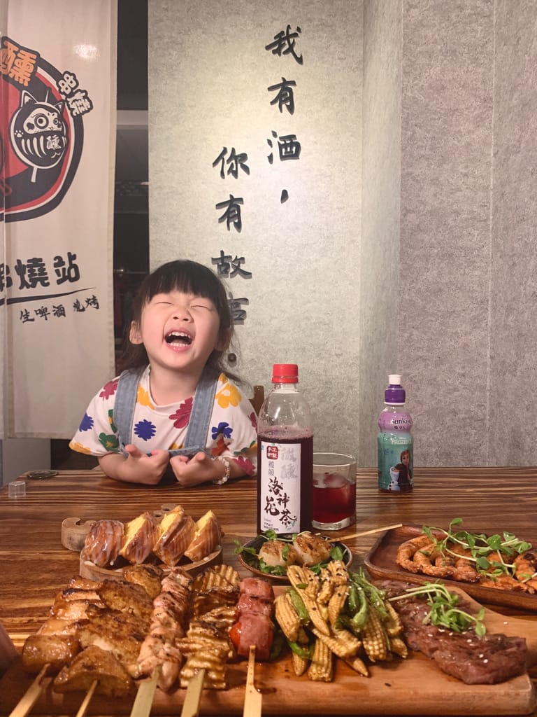 《基隆美食》微醺串燒站｜居酒屋｜一吃就成主顧｜獨特醬汁｜海鮮超新鮮｜隱藏在基隆夜市巷弄裡的平價美食～
