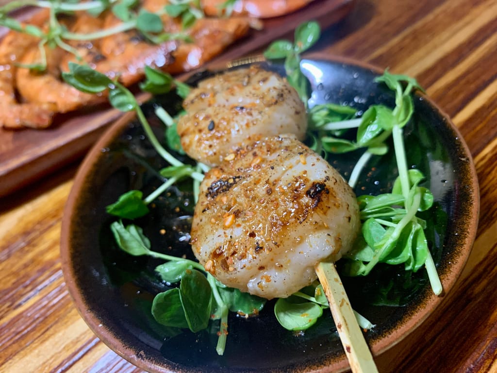 《基隆美食》微醺串燒站｜居酒屋｜一吃就成主顧｜獨特醬汁｜海鮮超新鮮｜隱藏在基隆夜市巷弄裡的平價美食～