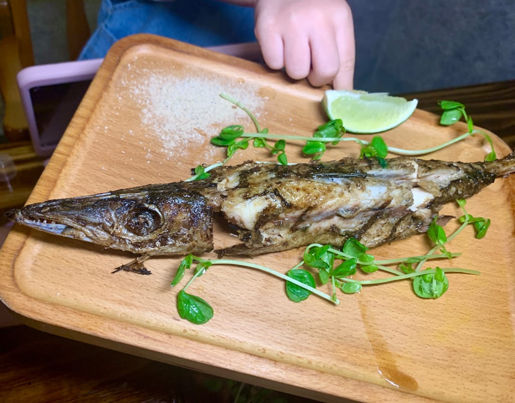《基隆美食》微醺串燒站｜居酒屋｜一吃就成主顧｜獨特醬汁｜海鮮超新鮮｜隱藏在基隆夜市巷弄裡的平價美食～