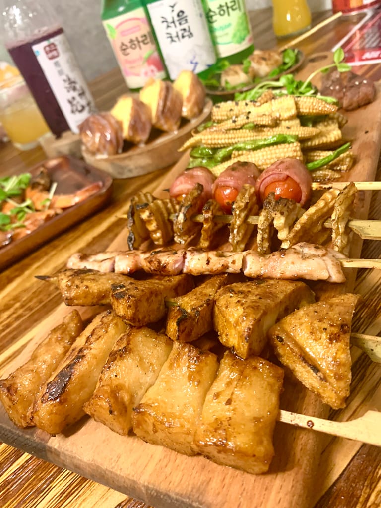 《基隆美食》微醺串燒站｜居酒屋｜一吃就成主顧｜獨特醬汁｜海鮮超新鮮｜隱藏在基隆夜市巷弄裡的平價美食～