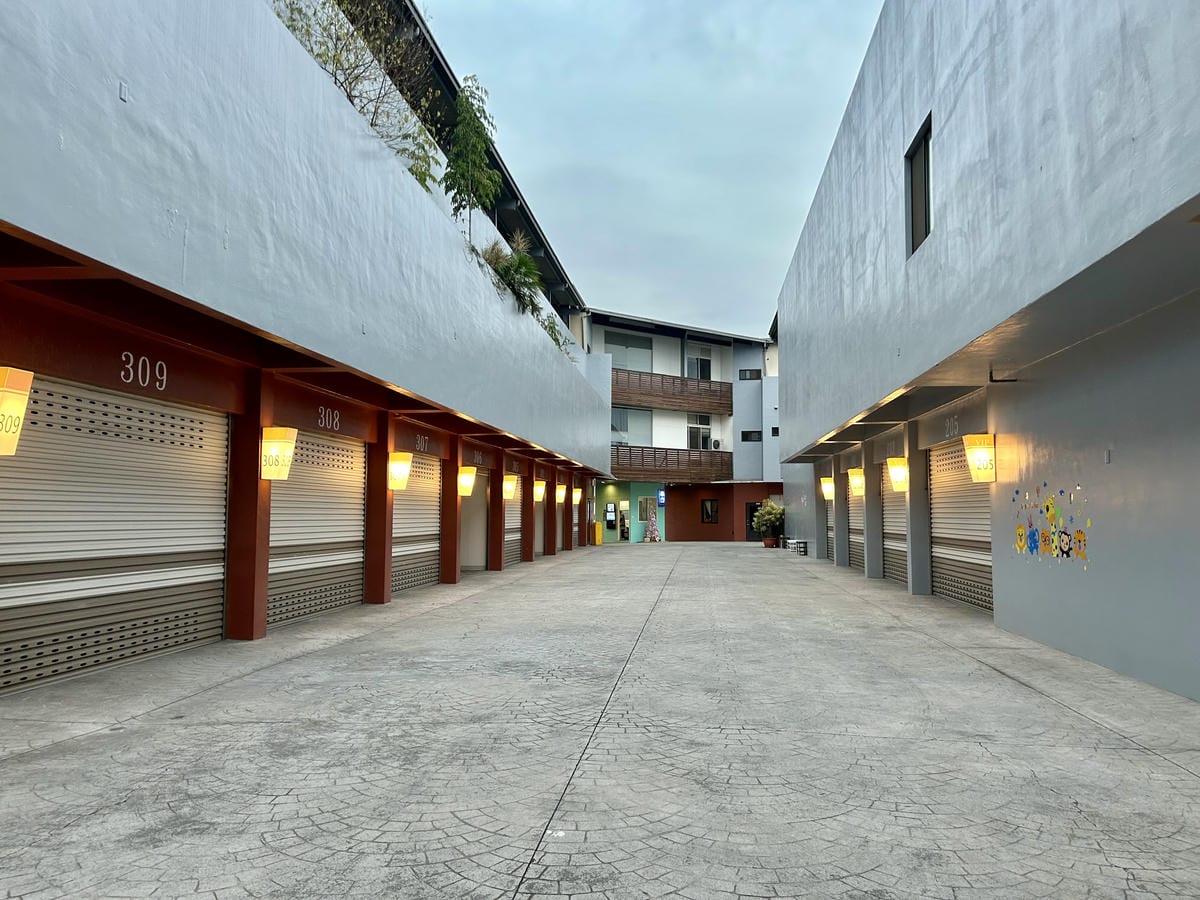 《 南投親子住宿 》雅薇漫旅行館-凱御旅店｜超大獨立車庫，還