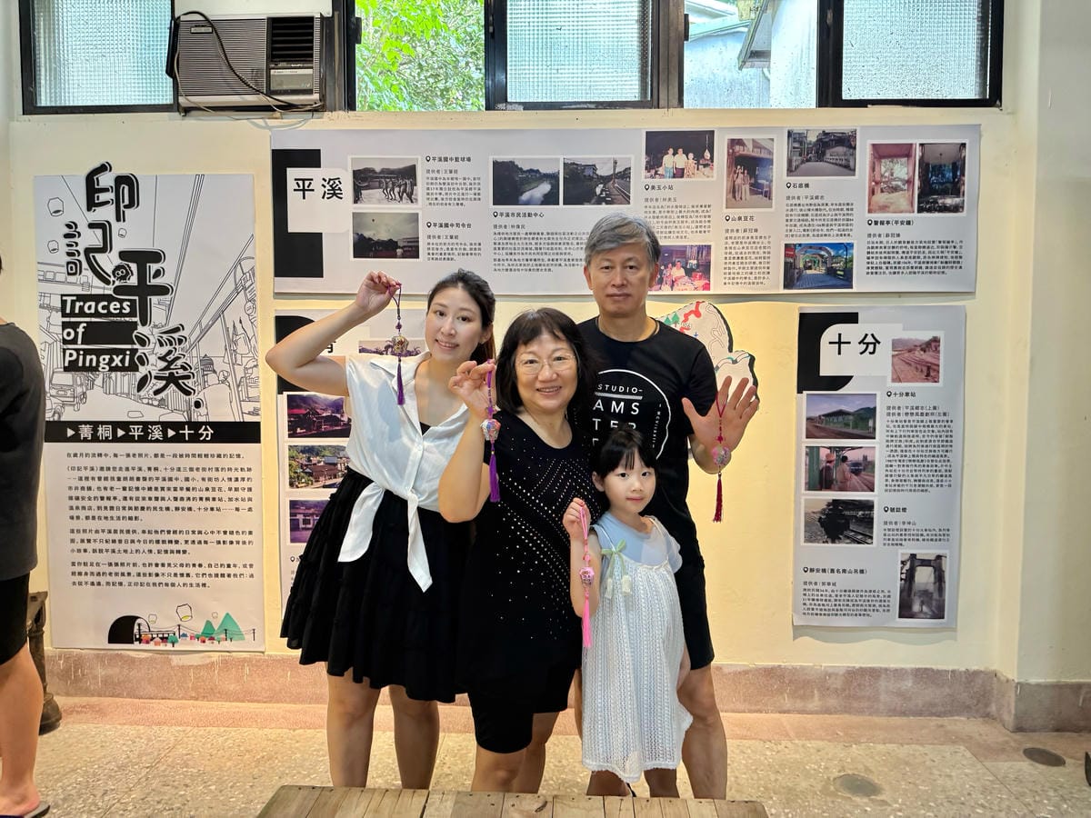 《 台灣親子旅行 》平溪老街一日遊｜微笑平溪敲鐘祈福趣｜做手