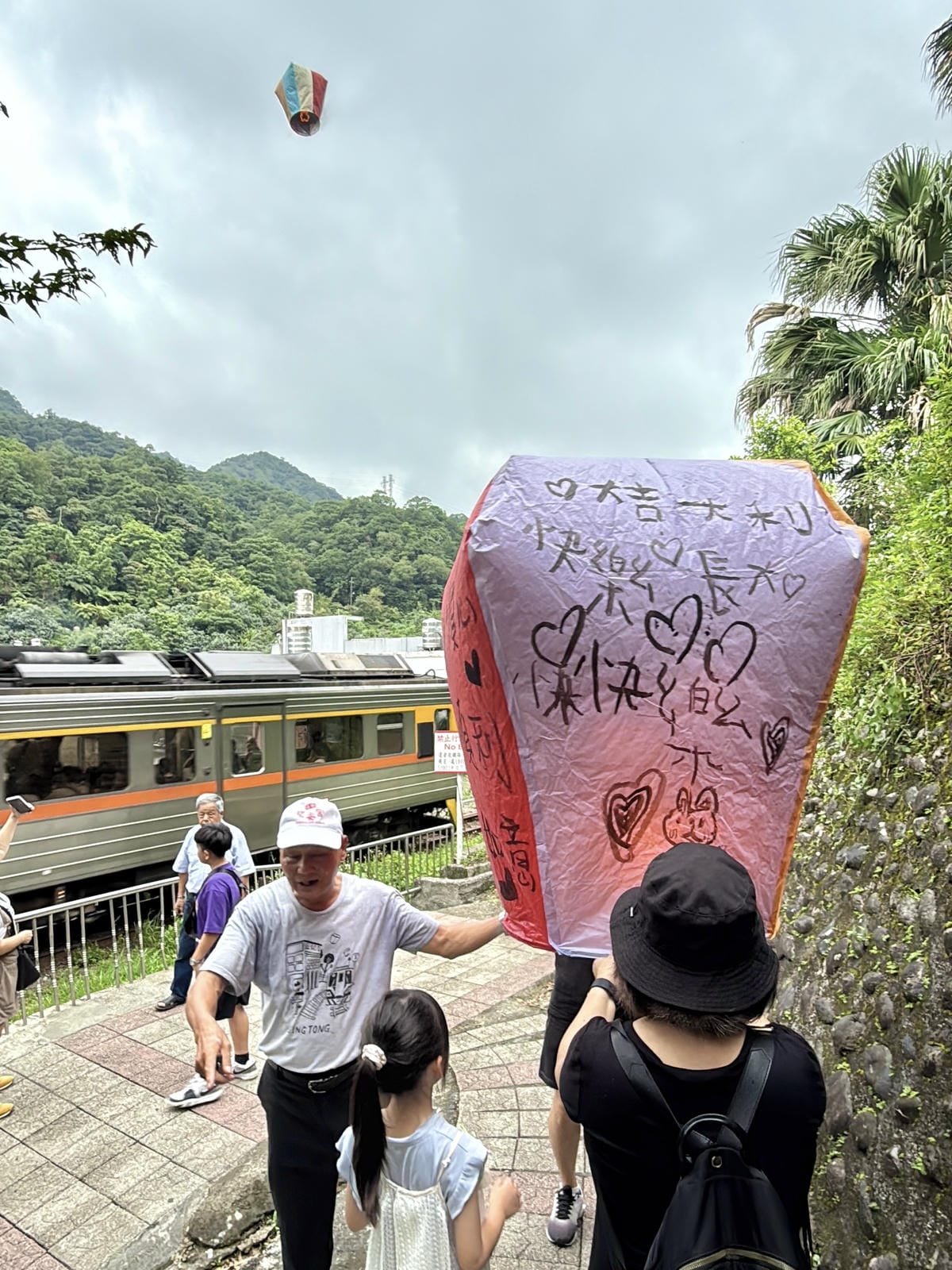 《 台灣親子旅行 》平溪老街一日遊｜微笑平溪敲鐘祈福趣｜做手
