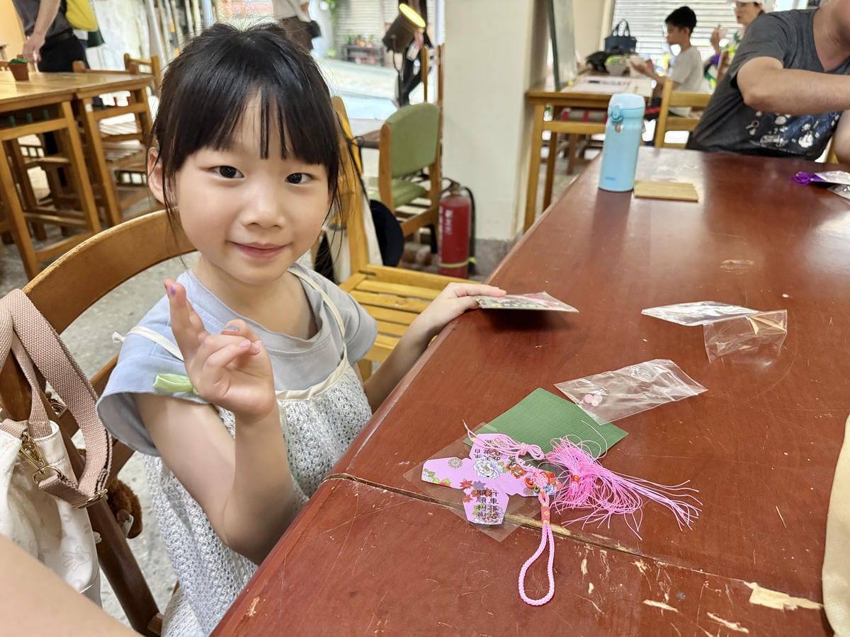 《 台灣親子旅行 》平溪老街一日遊｜微笑平溪敲鐘祈福趣｜做手