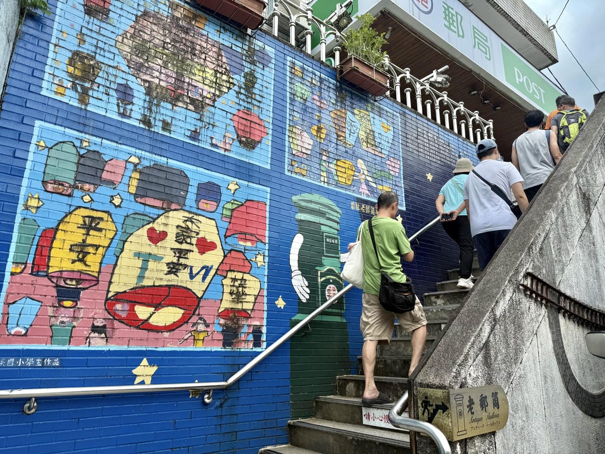 《 台灣親子旅行 》平溪老街一日遊｜微笑平溪敲鐘祈福趣｜做手