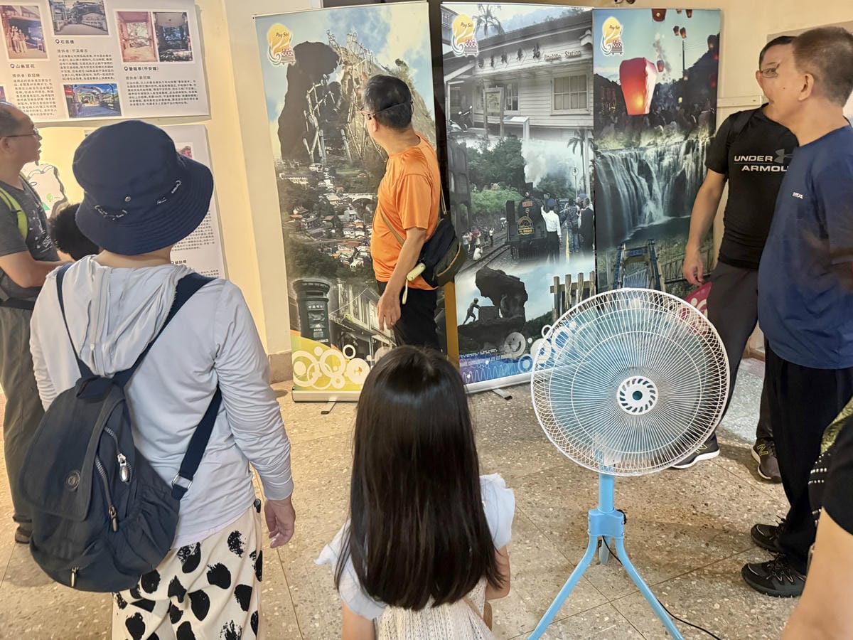 《 台灣親子旅行 》平溪老街一日遊｜微笑平溪敲鐘祈福趣｜做手