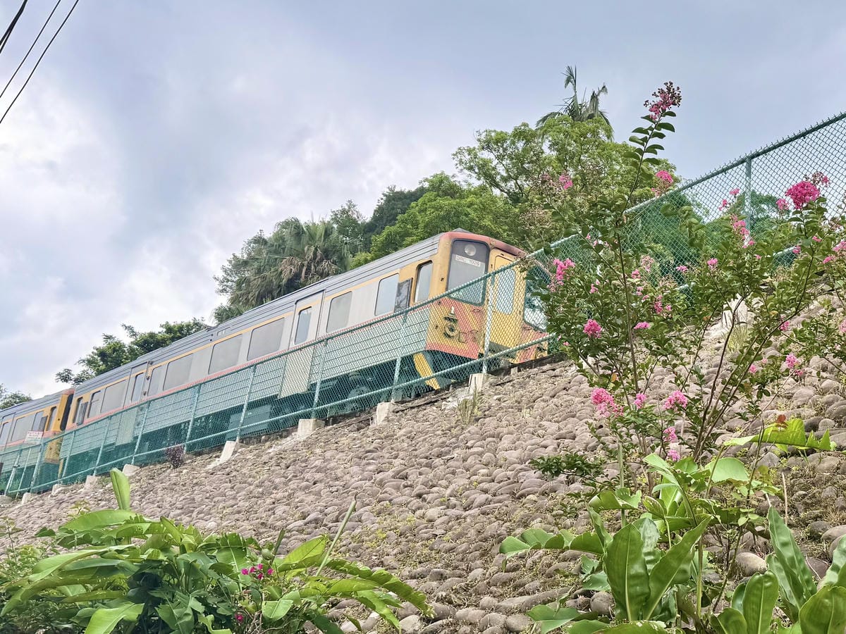 《 台灣親子旅行 》平溪老街一日遊｜微笑平溪敲鐘祈福趣｜做手