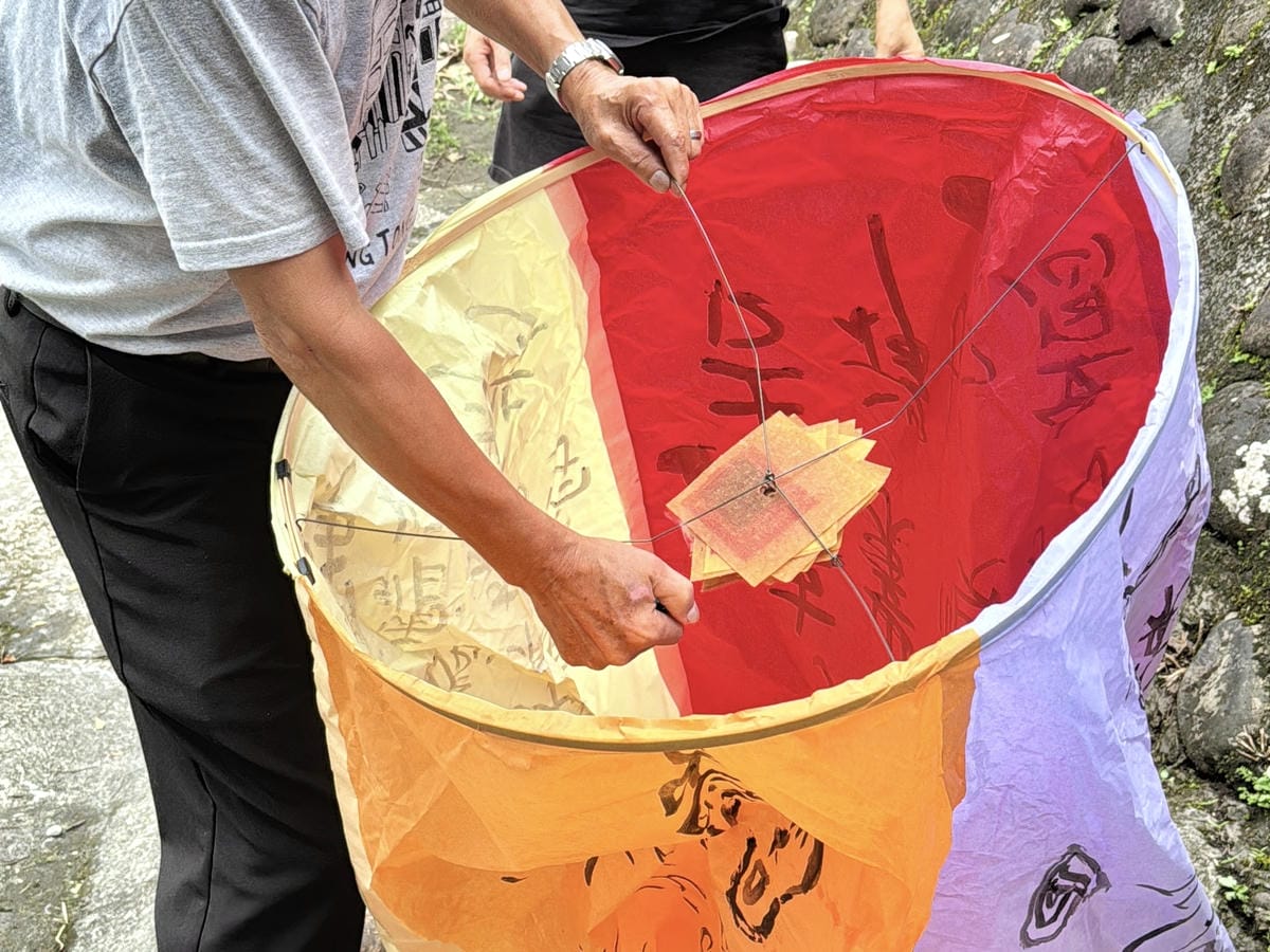 《 台灣親子旅行 》平溪老街一日遊｜微笑平溪敲鐘祈福趣｜做手