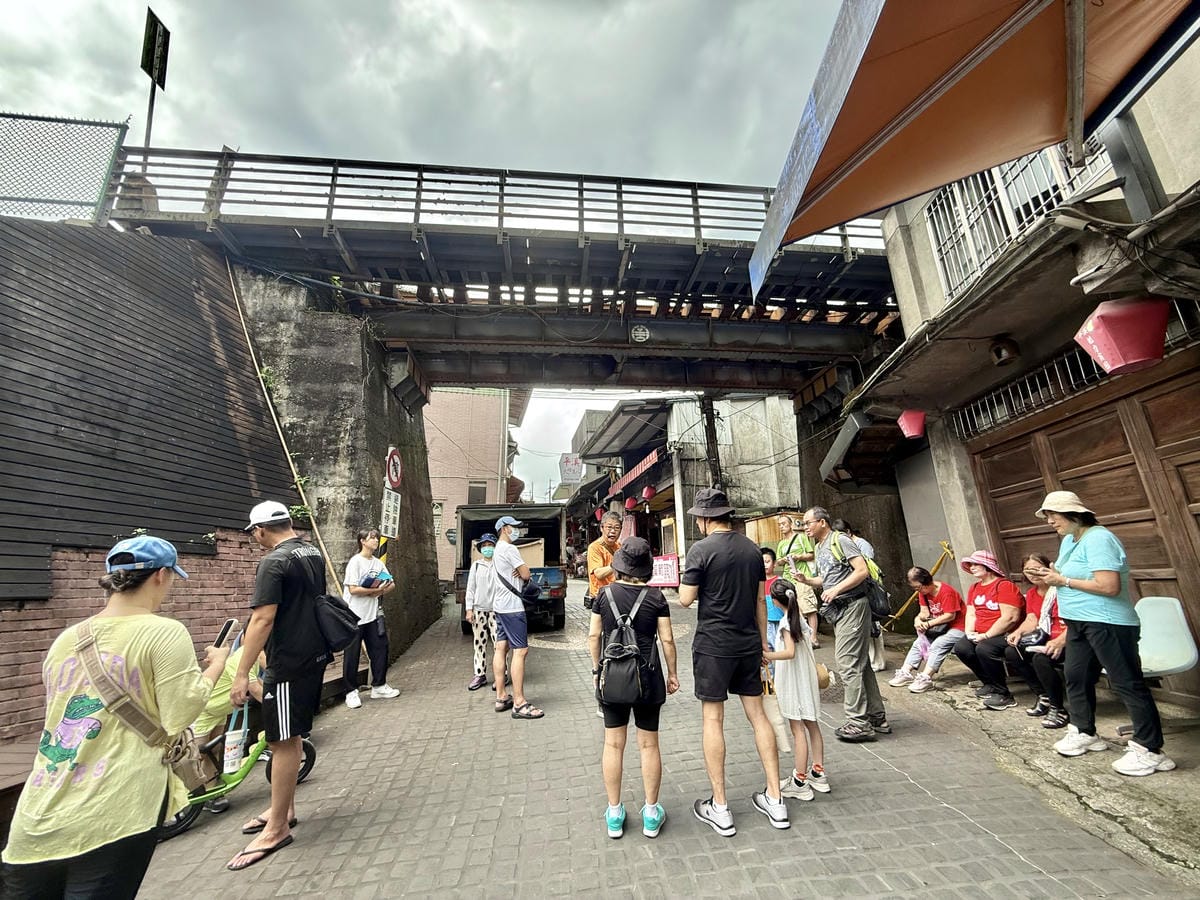 《 台灣親子旅行 》平溪老街一日遊｜微笑平溪敲鐘祈福趣｜做手
