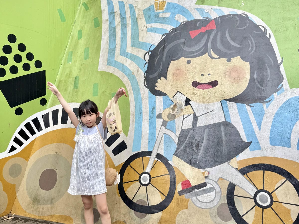 《 台灣親子旅行 》平溪老街一日遊｜微笑平溪敲鐘祈福趣｜做手