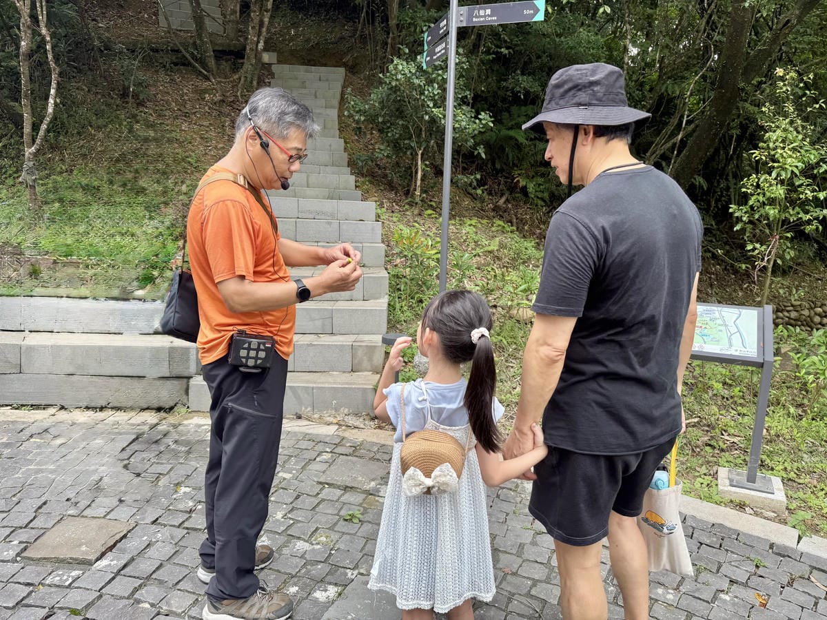 《 台灣親子旅行 》平溪老街一日遊｜微笑平溪敲鐘祈福趣｜做手